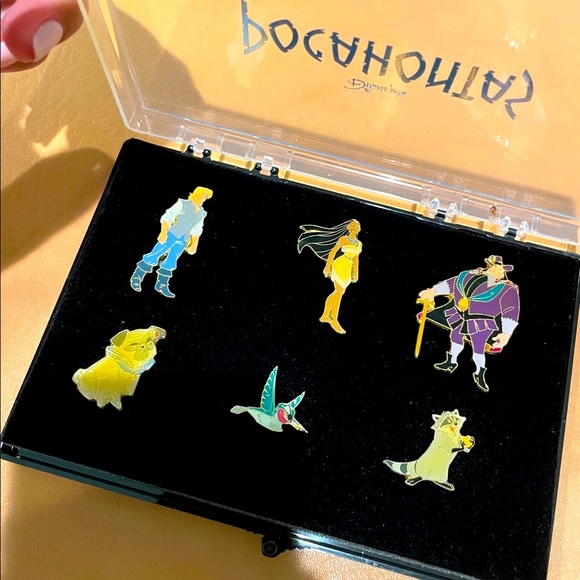 Rare Vintage Pocahontas Disney Pin Set - Picture 1 of 3